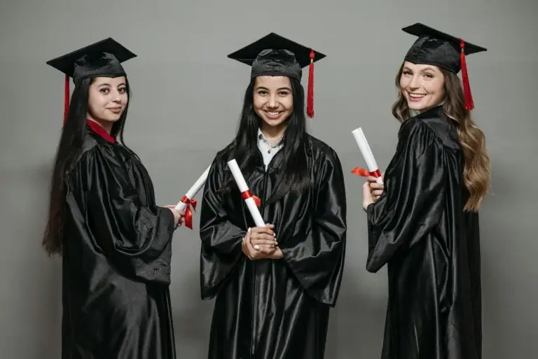 Jóvenes graduadas de la universidad