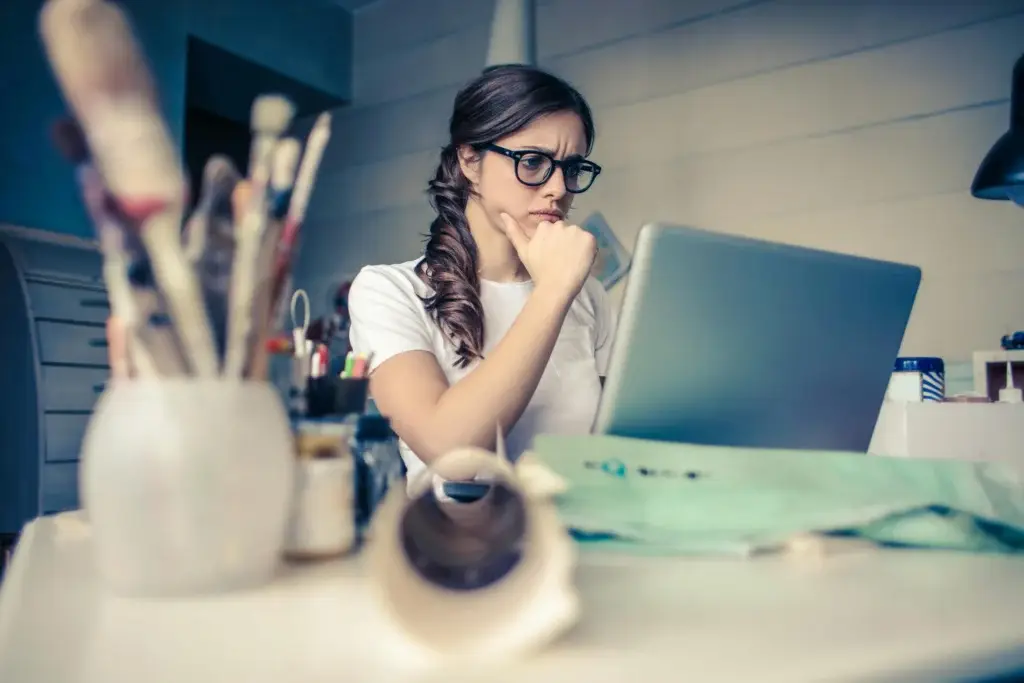 una chica haciendo su tesis en su laptop