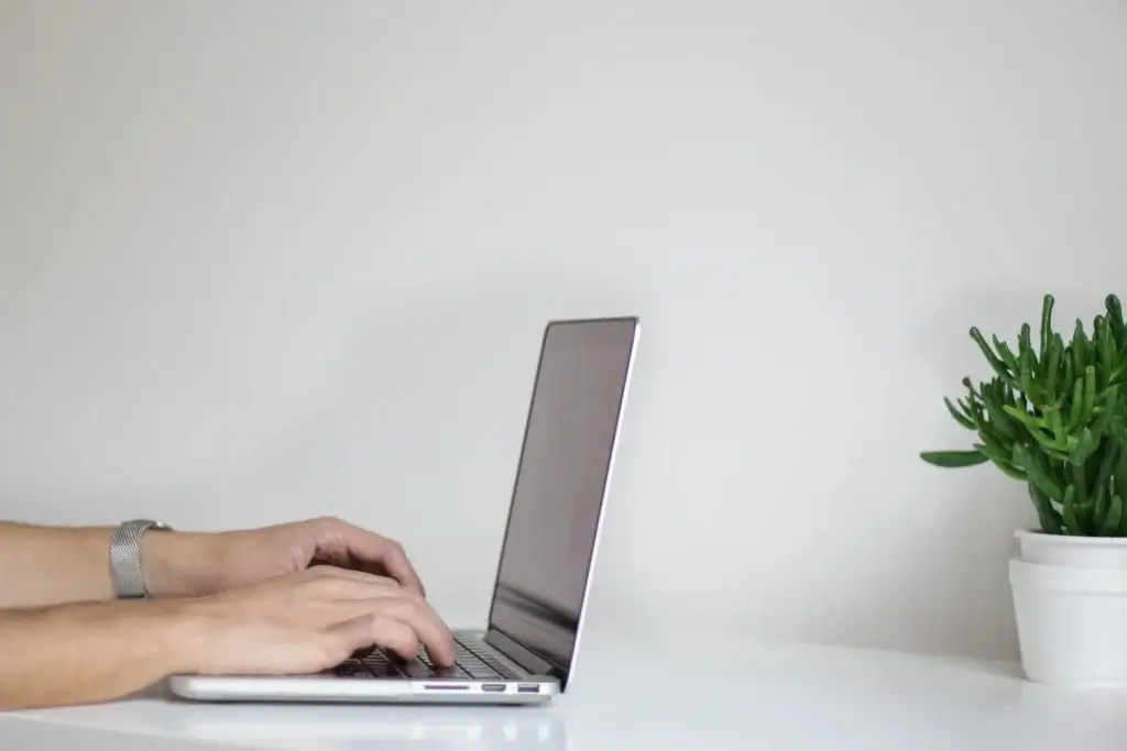 Haciendo una revisión bibliográfica en la laptop